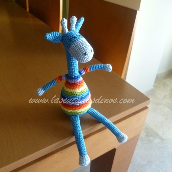 Amigurumi jirafa a rayas