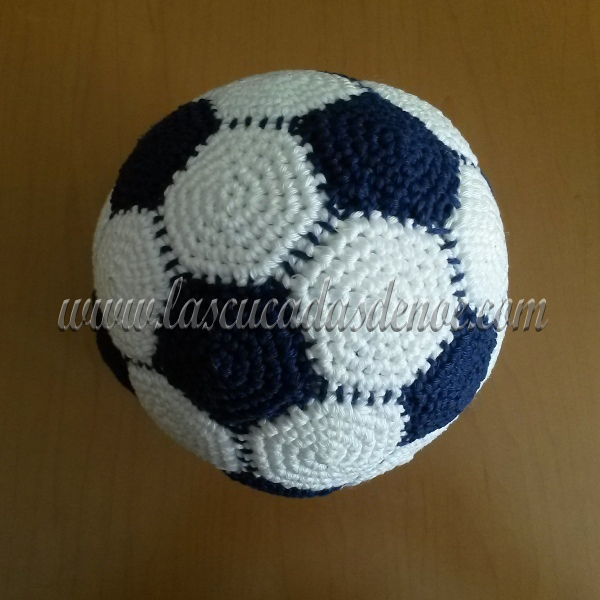 Balon de ganchillo blanco y azul marino