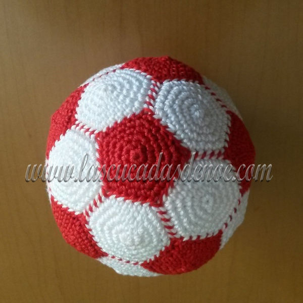 Balon de ganchillo blanco y rojo